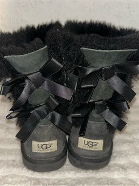 UGG Black baily bow II Suede Shearling mid calf  Boots with Satin Bows
